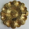 Broche CHANEL ronde en métal doré et centre en résine noire