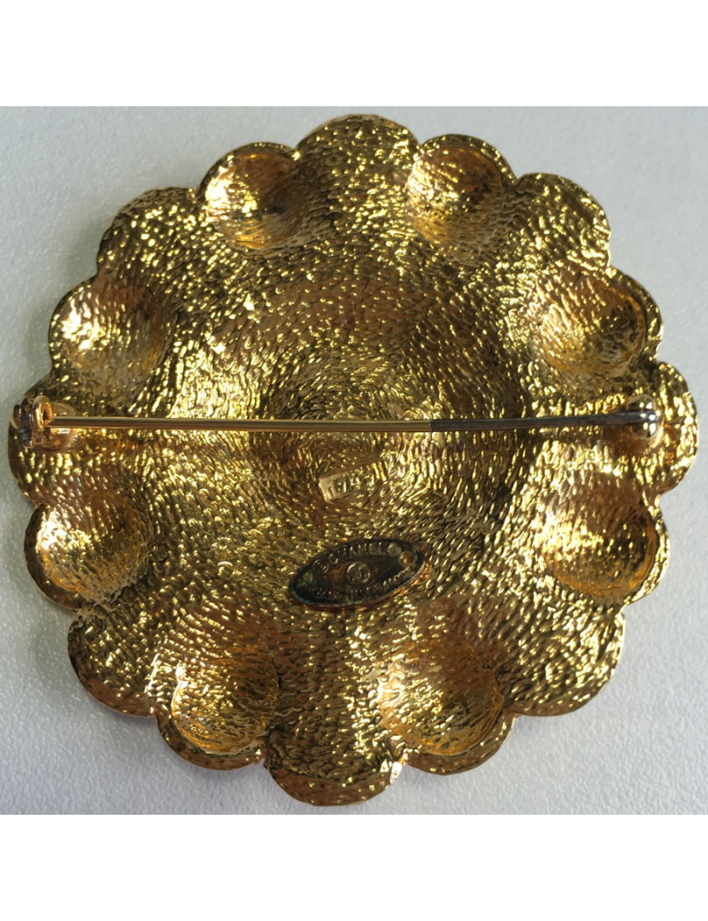 Broche CHANEL ronde en métal doré et centre en résine noire