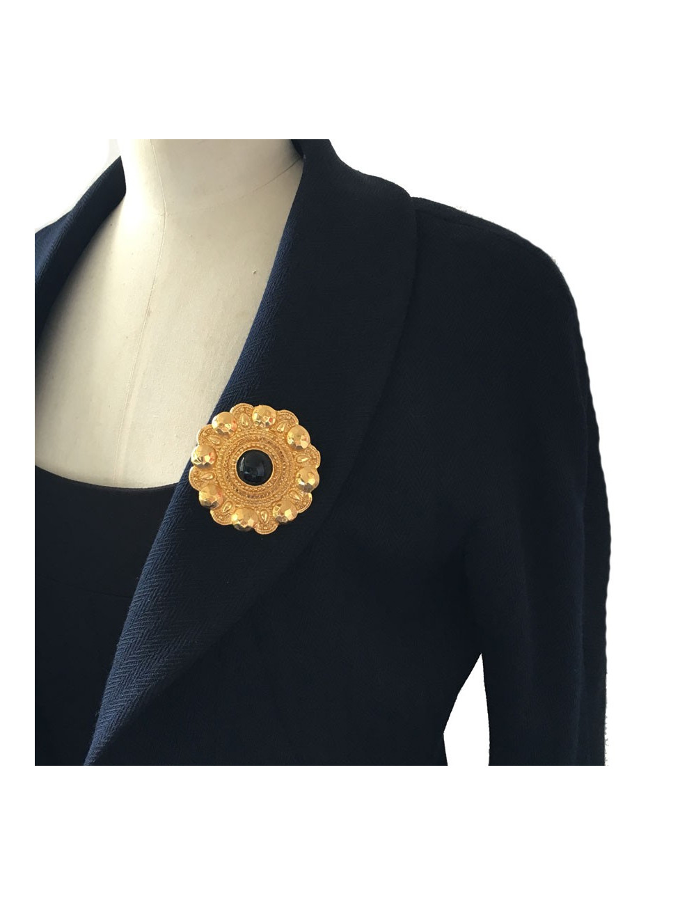 Broche CHANEL ronde en métal doré et centre en résine noire