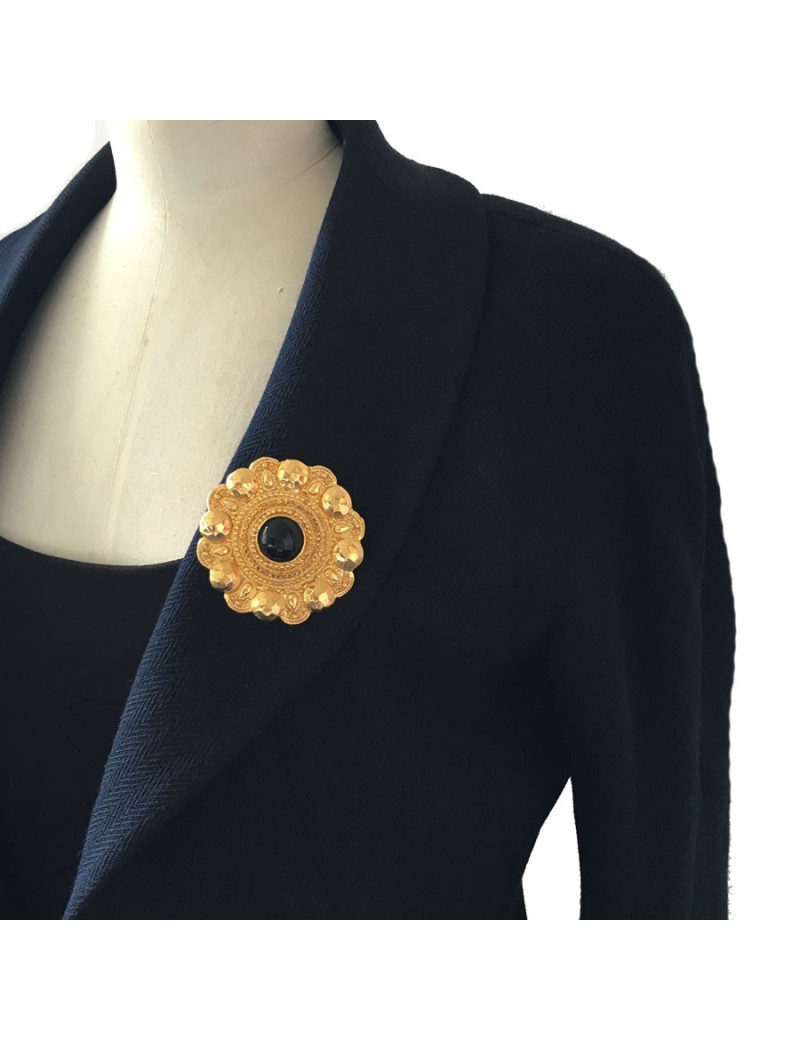 Broche CHANEL ronde en métal doré et centre en résine noire