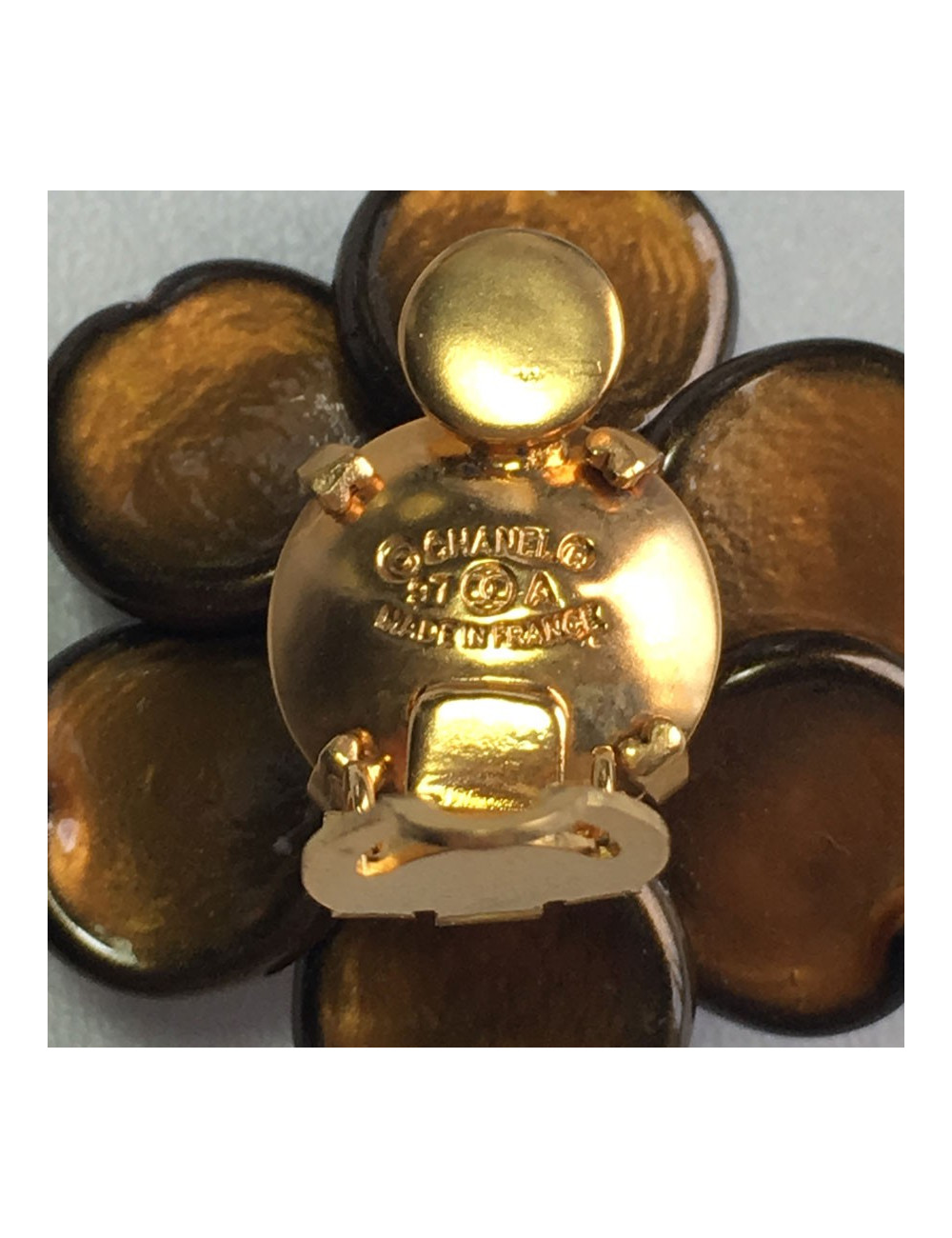 Boucles d'oreille clips CHANEL camélia en pâte de verre marron