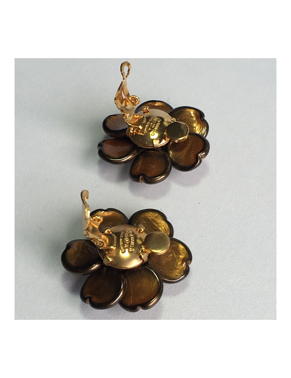 Boucles d'oreille clips CHANEL camélia en pâte de verre marron
