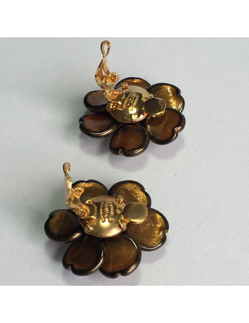 Boucles d'oreille clips CHANEL camélia en pâte de verre marron