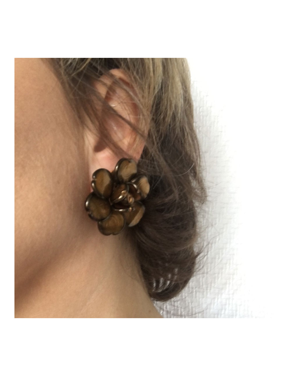 Boucles d'oreille clips CHANEL camélia en pâte de verre marron