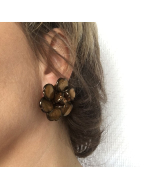 Boucles d'oreille clips CHANEL camélia en pâte de verre marron