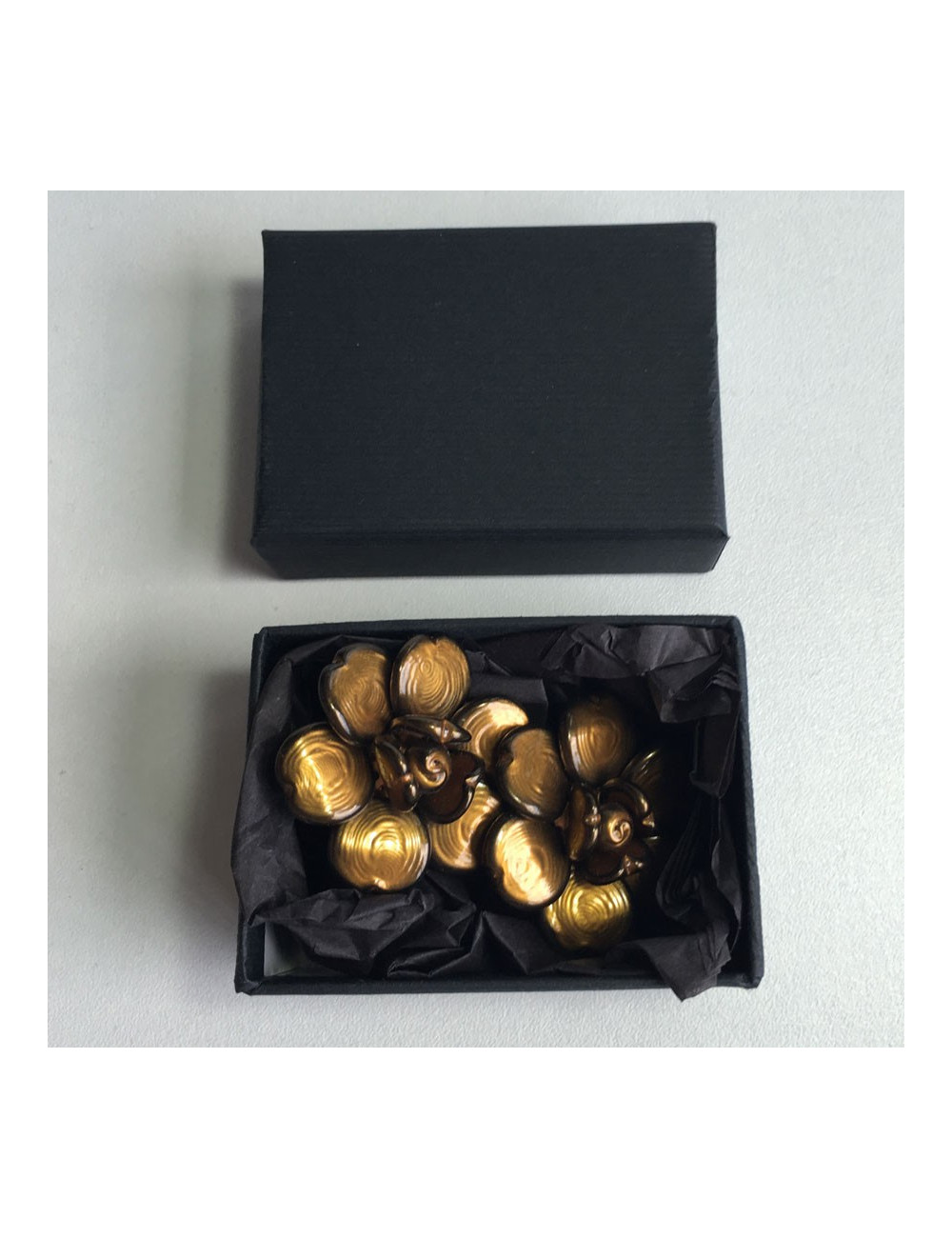 Boucles d'oreille clips CHANEL camélia en pâte de verre marron