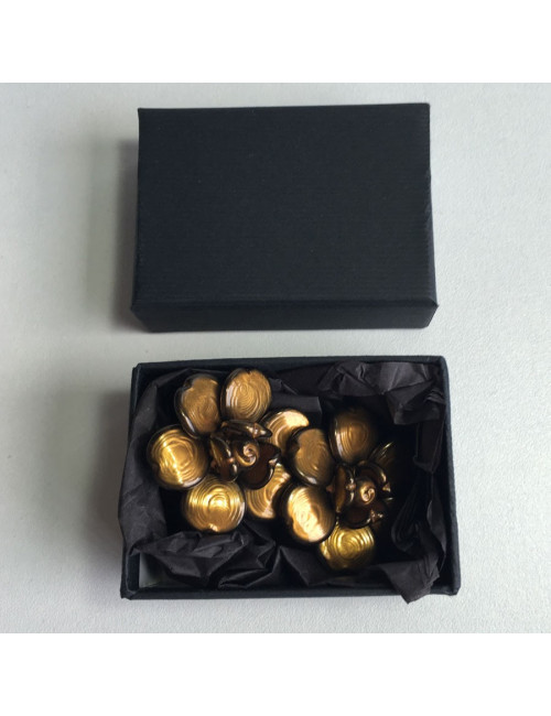 Boucles d'oreille clips CHANEL camélia en pâte de verre marron