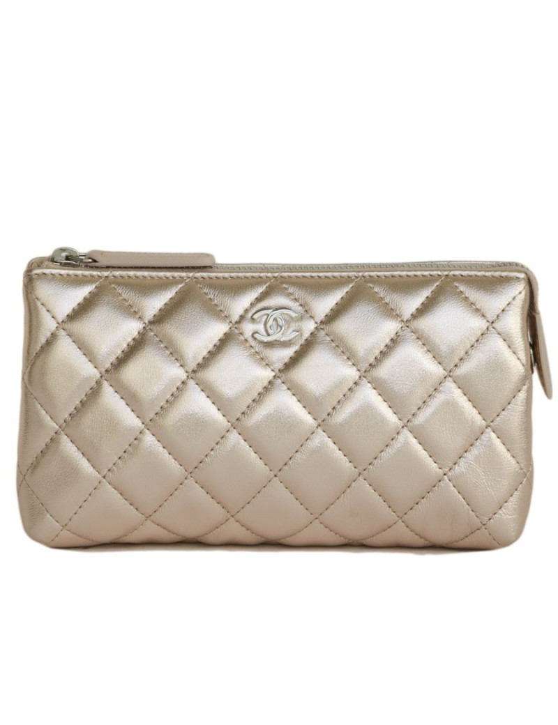 Pochette CHANEL cuir matelassé rose poudré brillant