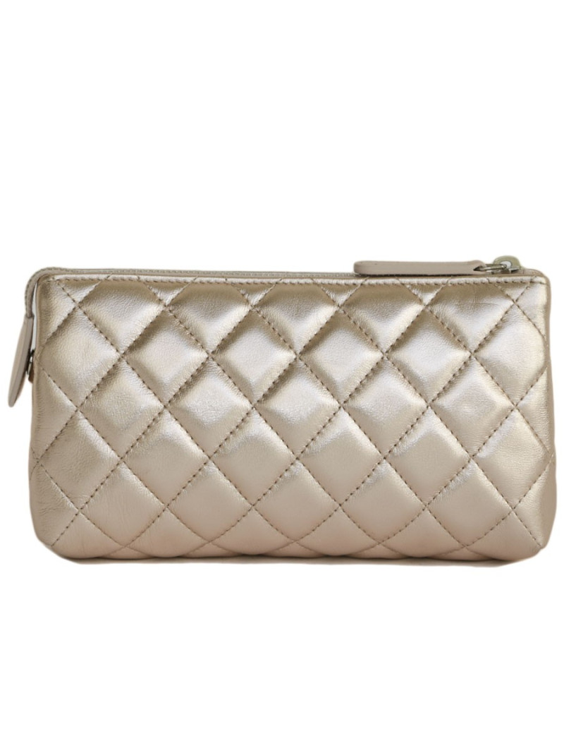 Pochette CHANEL cuir matelassé rose poudré brillant