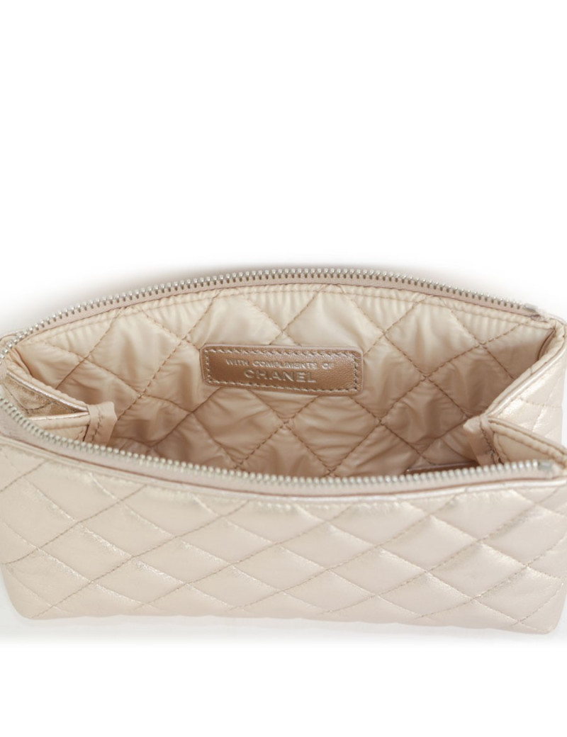 Pochette CHANEL cuir matelassé rose poudré brillant