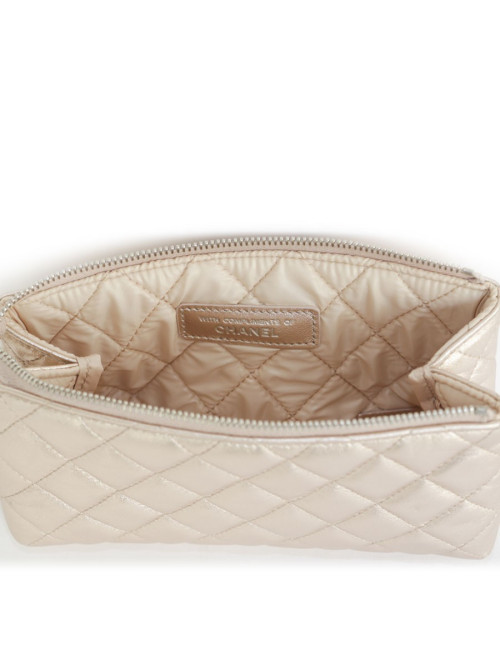 Pochette CHANEL cuir matelassé rose poudré brillant