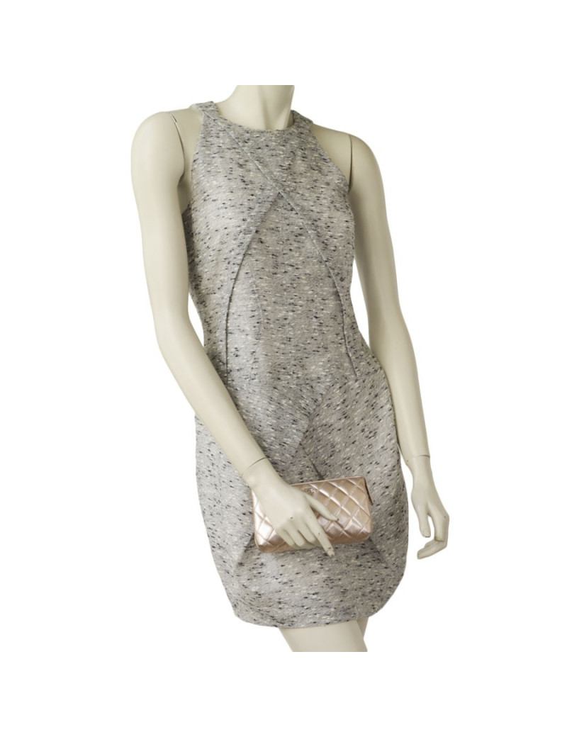 Pochette CHANEL cuir matelassé rose poudré brillant