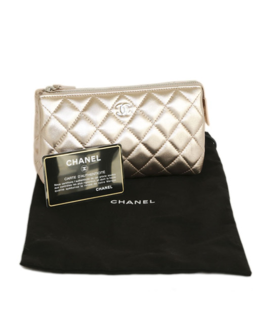 Pochette CHANEL cuir matelassé rose poudré brillant