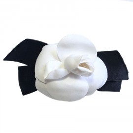 Barrette CHANEL camélia blanc et ruban noir