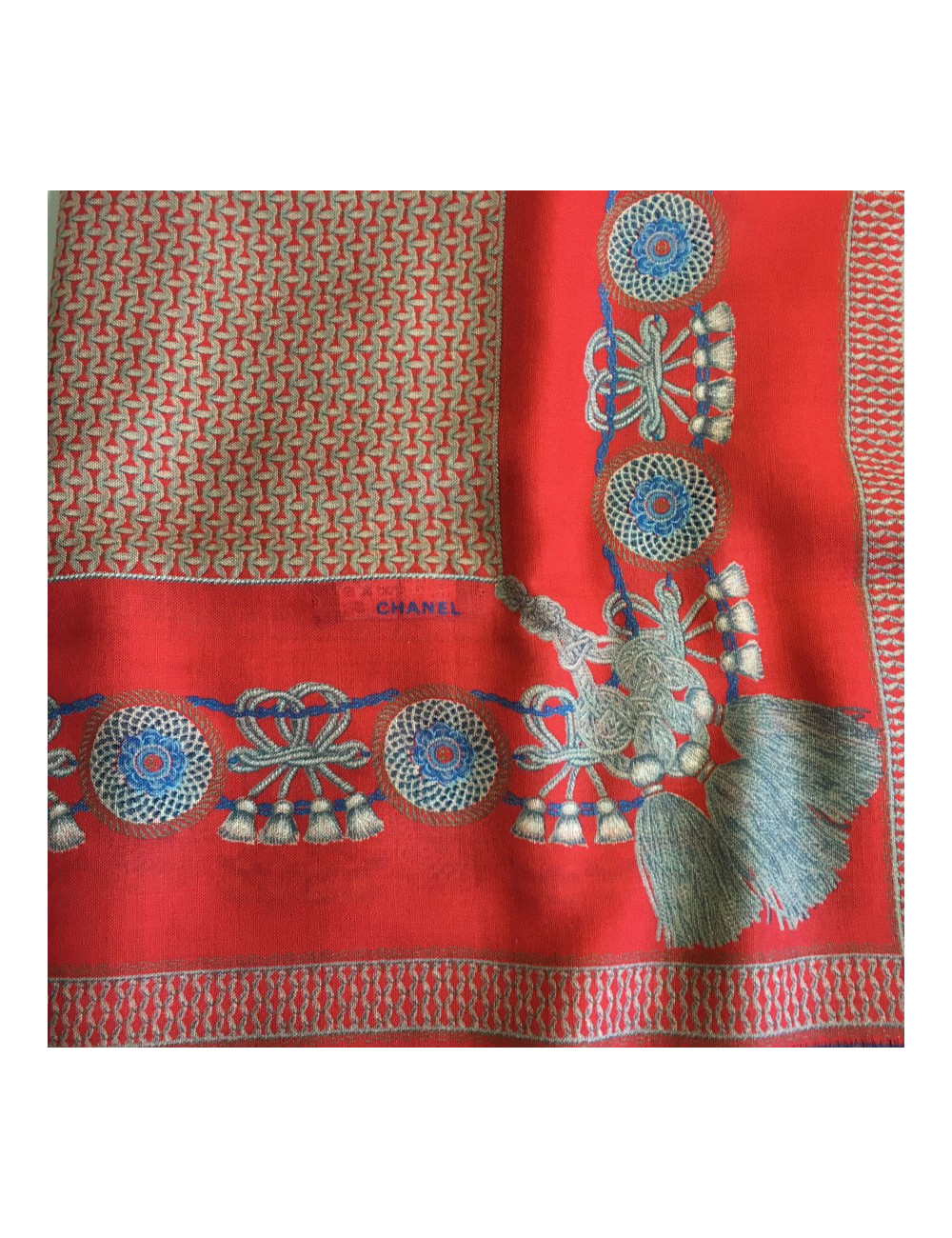 Châle CHANEL frangé en laine et soie rouge 