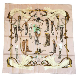 Carré HERMES "A propos de Bottes" en soie rose pâle