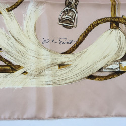 Carré HERMES "A propos de Bottes" en soie rose pâle