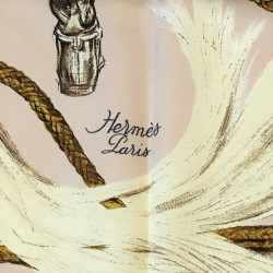 Carré HERMES "A propos de Bottes" en soie rose pâle