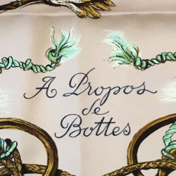 Carré HERMES "A propos de Bottes" en soie rose pâle