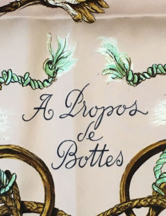 Carré HERMES "A propos de Bottes" en soie rose pâle