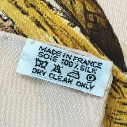 Carré HERMES "A propos de Bottes" en soie rose pâle