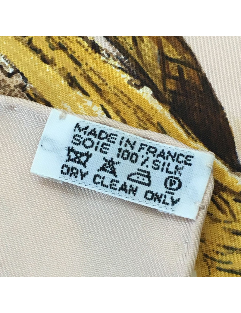 Carré HERMES "A propos de Bottes" en soie rose pâle