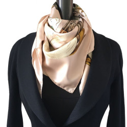 Carré HERMES "A propos de Bottes" en soie rose pâle