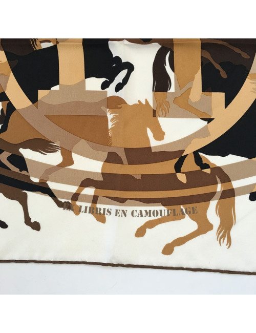 Carré HERMES "Ex Libris en Camouflage" en soie blanche et marron