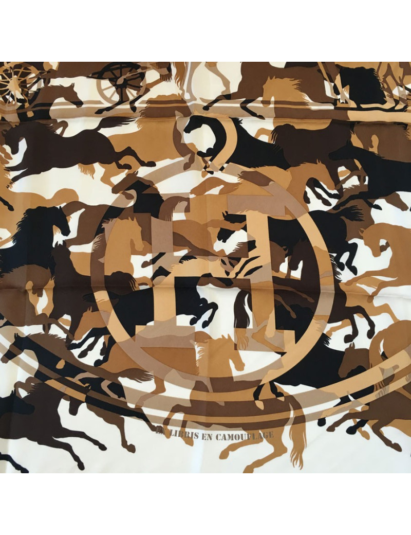Carré HERMES "Ex Libris en Camouflage" en soie blanche et marron
