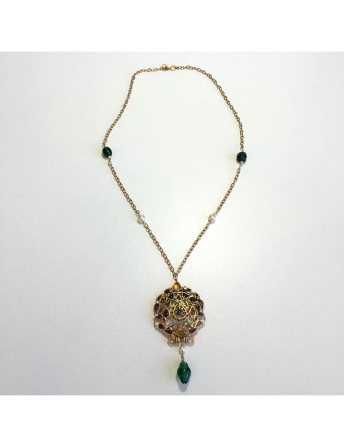Pendentif MARGUERITE de VALOIS en métal or vieilli, pâte de verre et strass