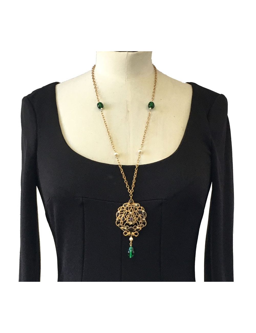 Pendentif MARGUERITE de VALOIS en métal or vieilli, pâte de verre et strass