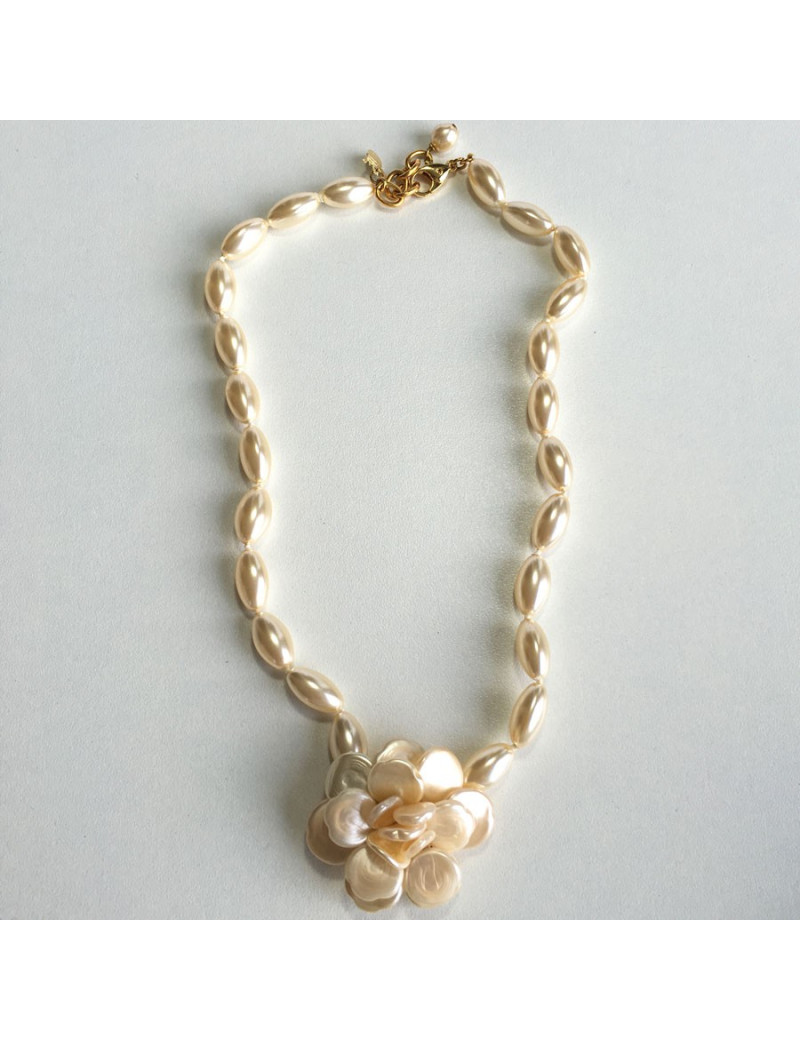 Collier Camélia MARGUERITE de VALOIS en pâte de verre nacrée