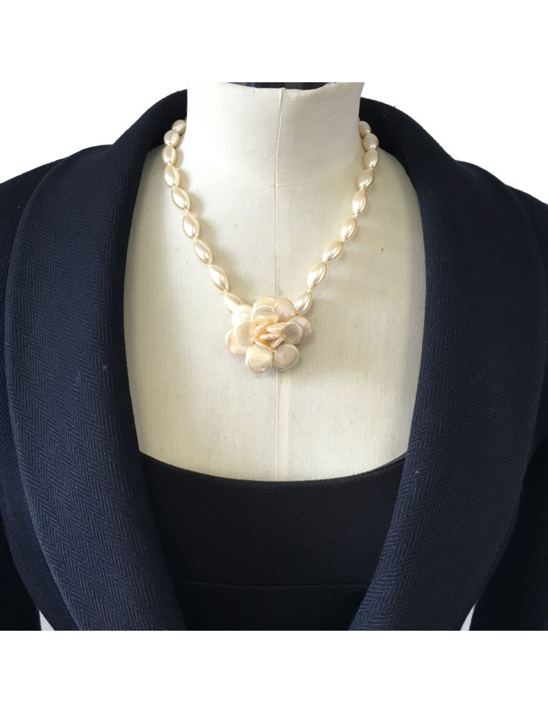 MARGUERITE of VALOIS Camellia necklace Pearl glass paste