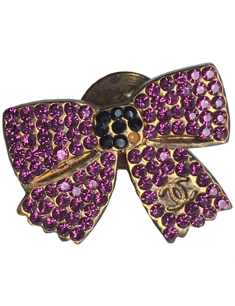 Pin's CHANEL en métal or vieilli et strass violet et noir