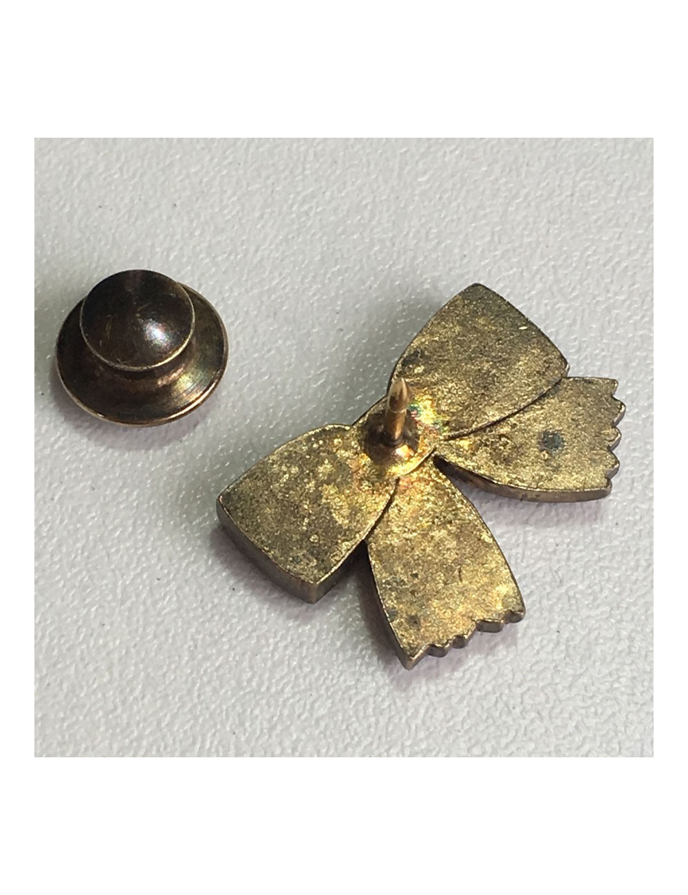 Pin's CHANEL en métal or vieilli et strass violet et noir