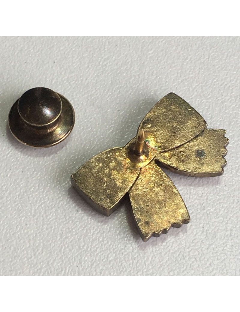 Pin's CHANEL en métal or vieilli et strass violet et noir