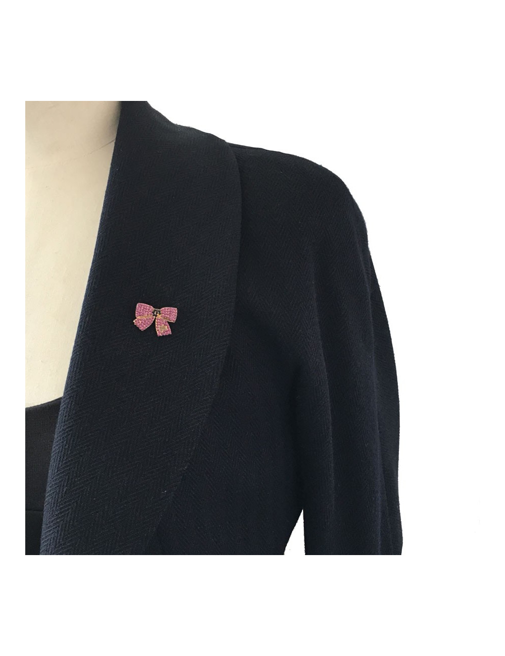 Pin's CHANEL en métal or vieilli et strass violet et noir