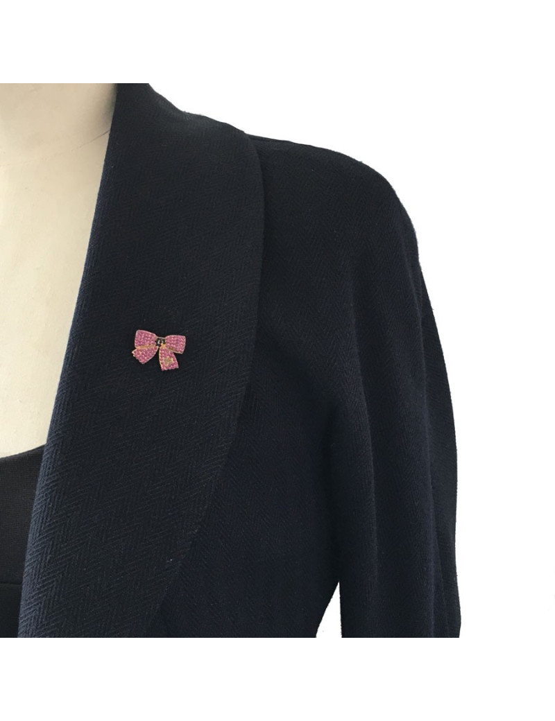 Pin's CHANEL en métal or vieilli et strass violet et noir