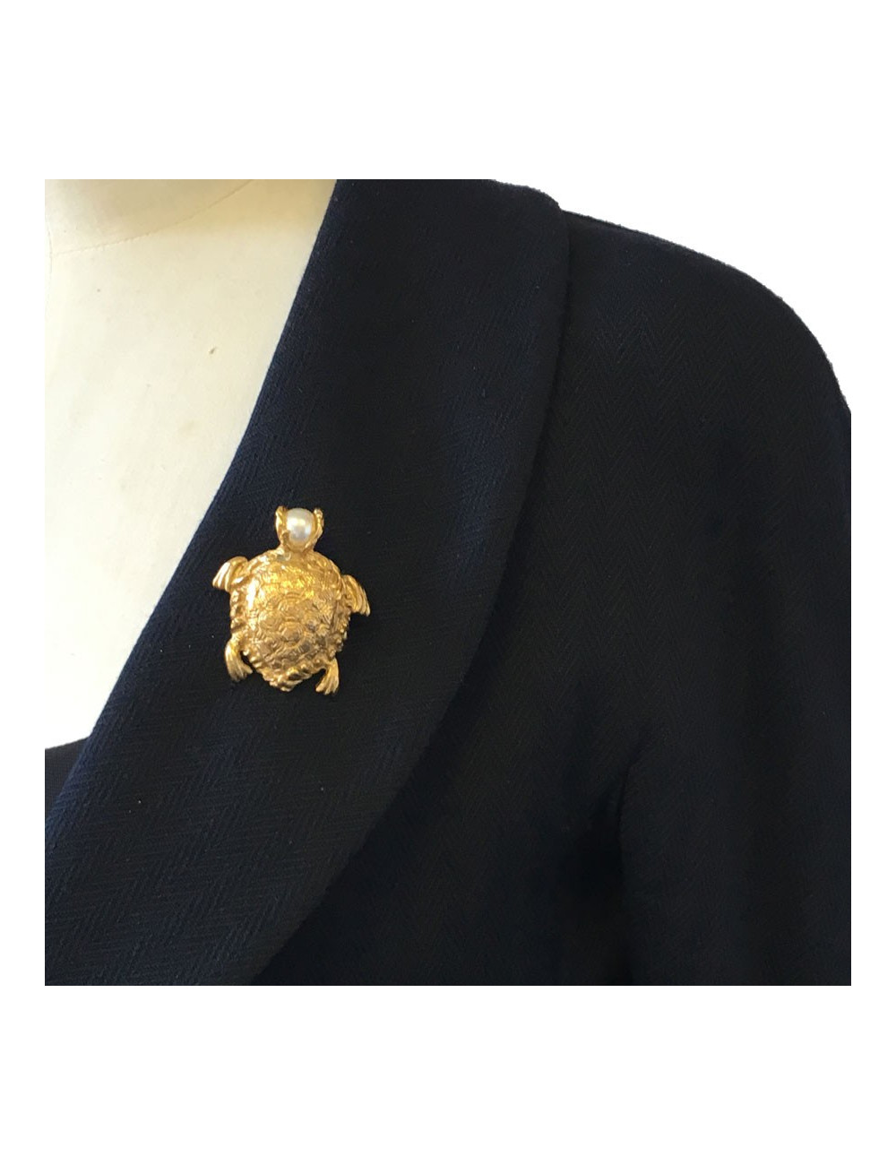 PIN YVES SAINT LAURENT tortoise in gold metal and Pearly Pearl