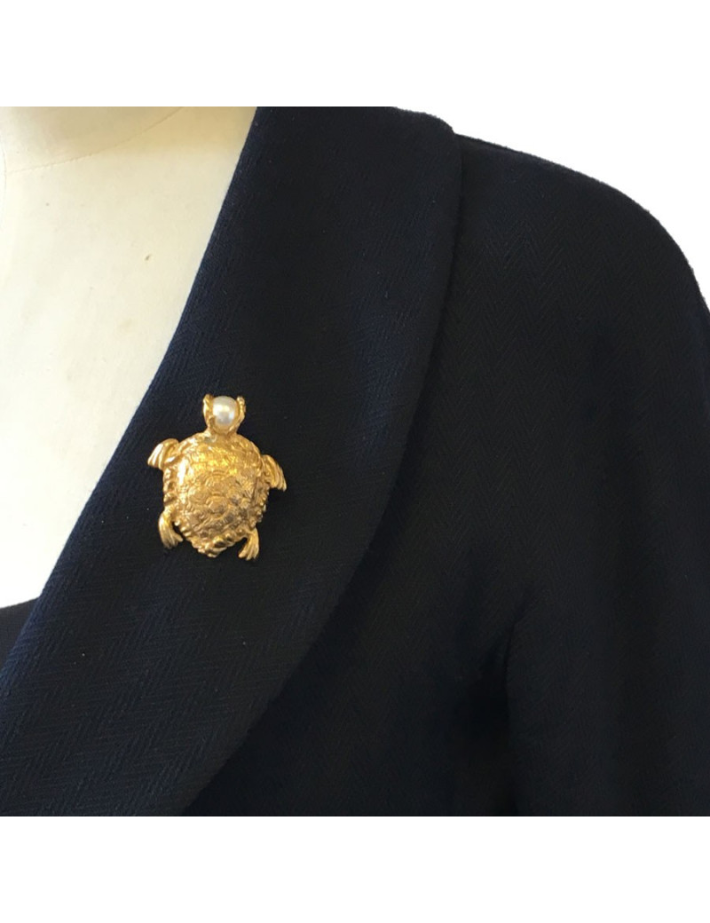Broche YVES SAINT LAURENT tortue en métal doré et perle nacrée