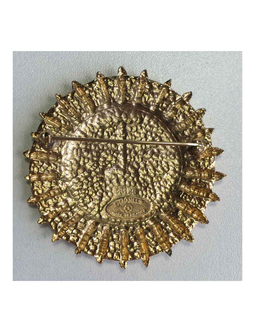 Broche CHANEL ronde vintage en métal doré