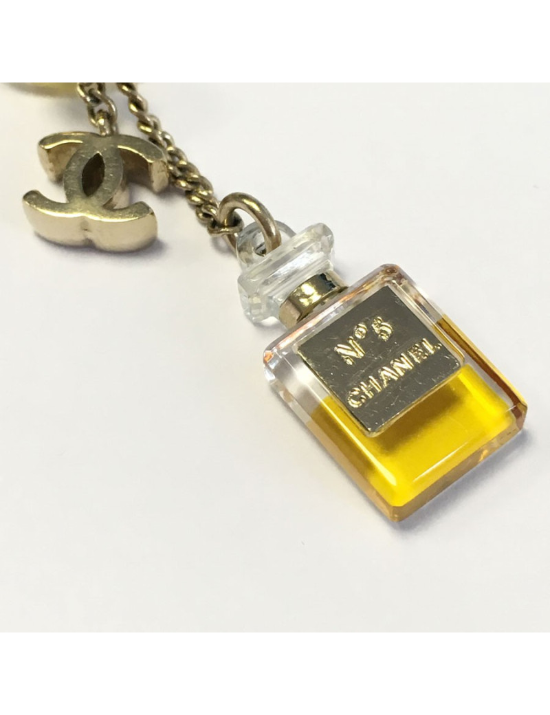 Boucles d’oreilles clous CHANEL bouteille de parfum N°5 et CC