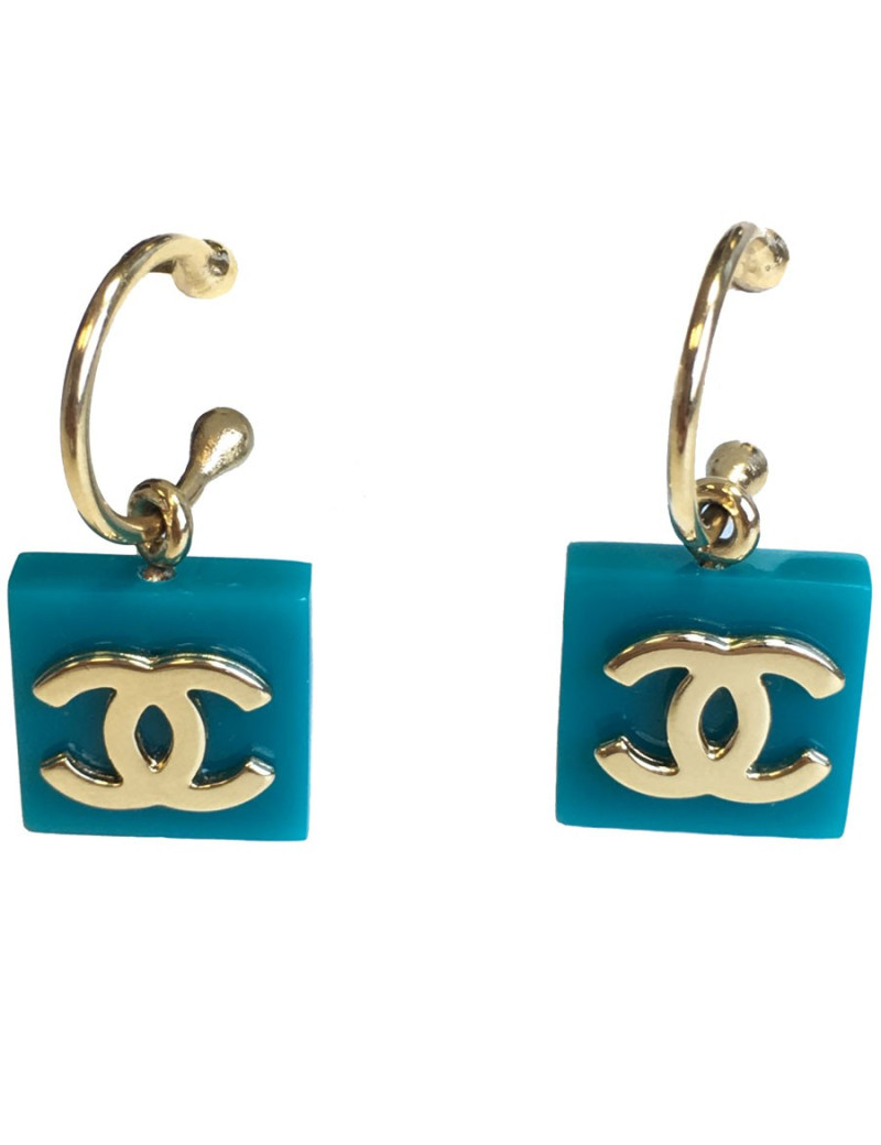Boucles d’oreilles clous CHANEL carré turquoise et CC dorés