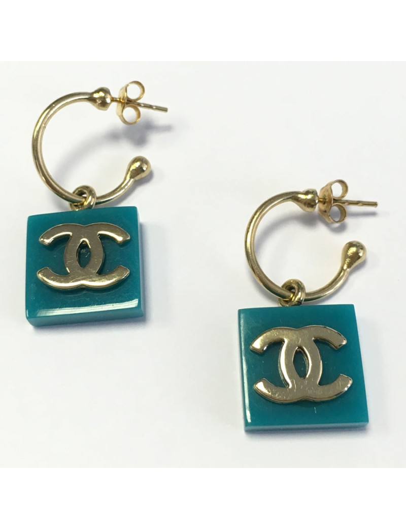 Boucles d’oreilles clous CHANEL carré turquoise et CC dorés