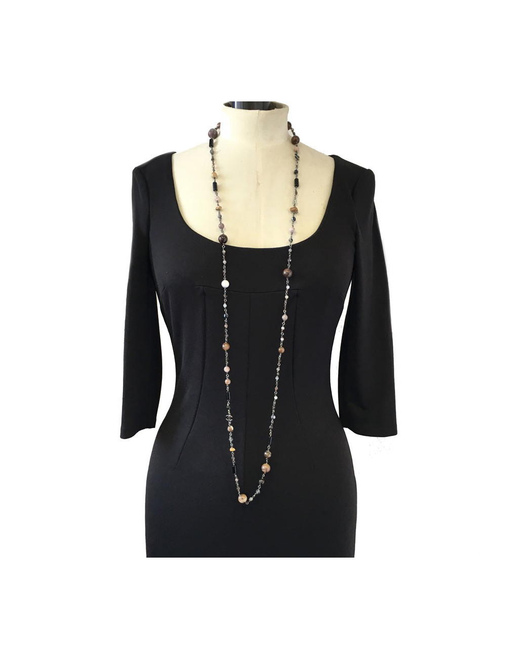 Sautoir CHANEL perles brunes, mauves et noires