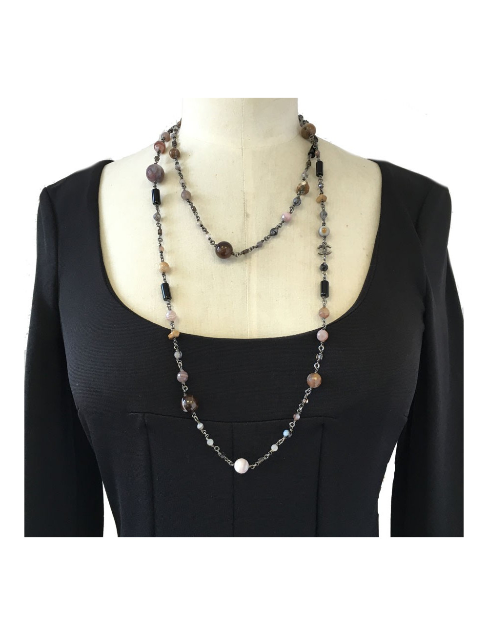 Sautoir CHANEL perles brunes, mauves et noires