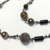 Sautoir CHANEL perles brunes, mauves et noires