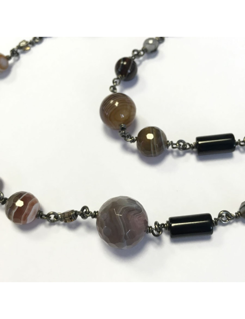 Sautoir CHANEL perles brunes, mauves et noires