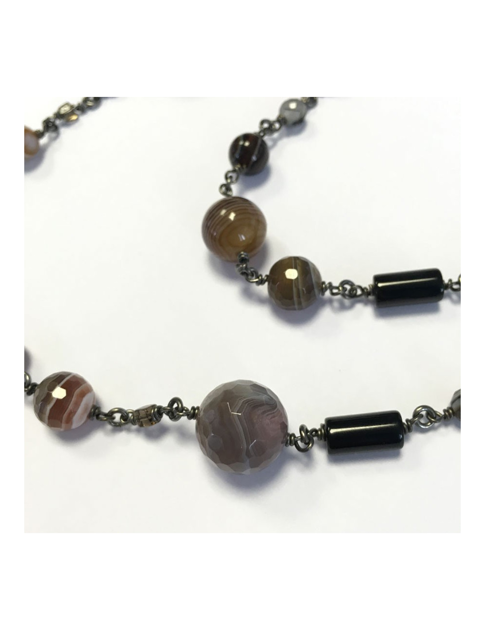 Sautoir CHANEL perles brunes, mauves et noires