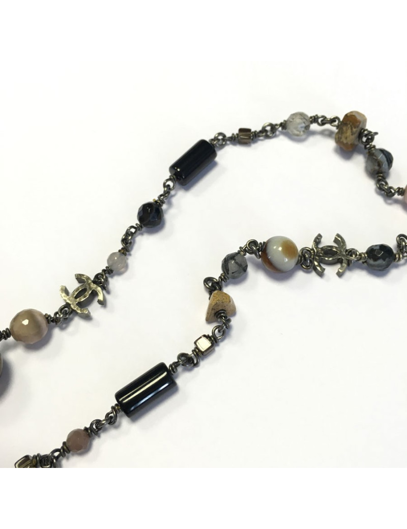 Sautoir CHANEL perles brunes, mauves et noires